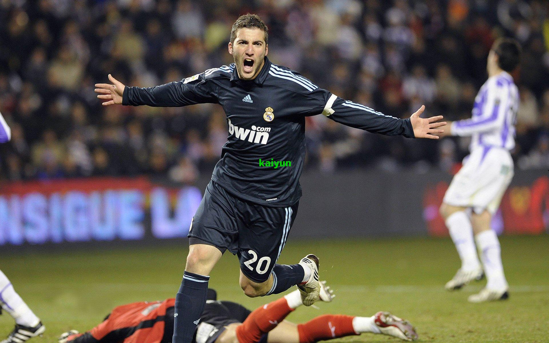 球场内外，当队友情谊超越球队界限，足球世界如何看待这份特殊的纽带？