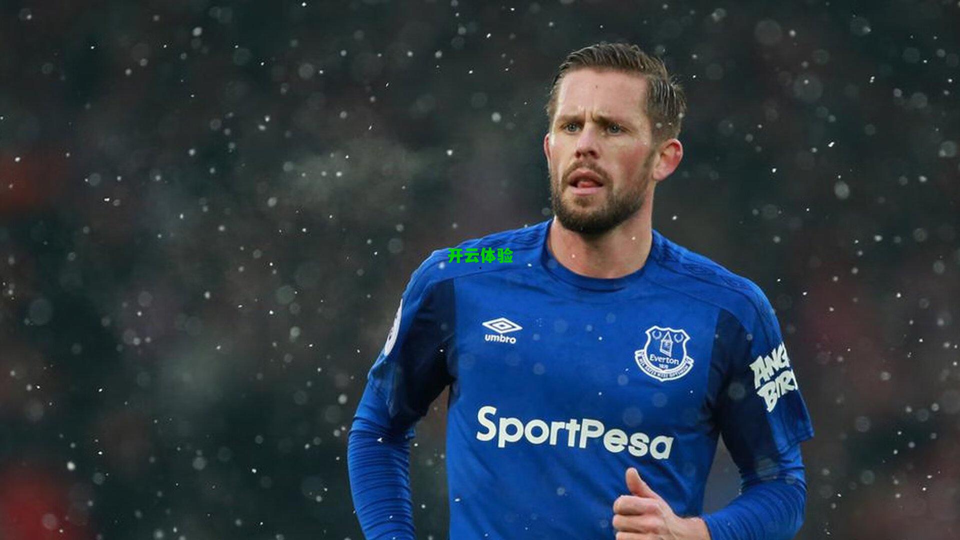 意甲赛场外爆发冲突 示威者与警方对峙致比赛延误多人受伤